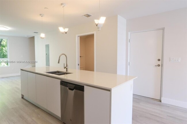 Photo - 2555 NE 193rd St