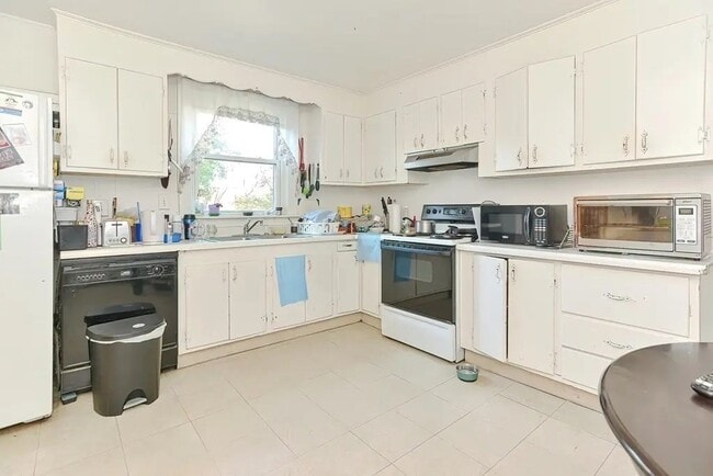 Building Photo - 36 Hollace St Unit 1