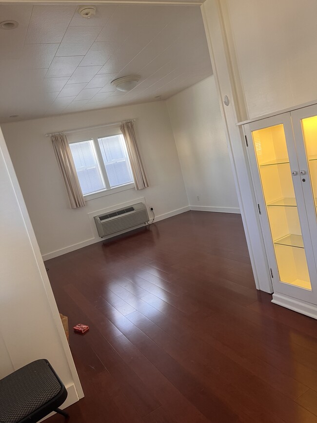 Photo - 118 E Chelan Ave