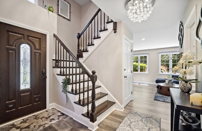 Photo - 819 Suffield Sq