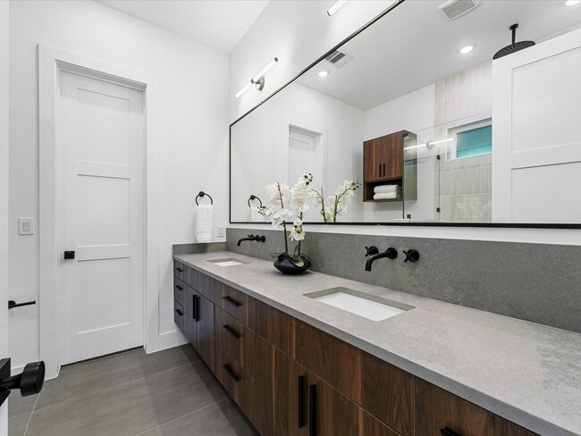 Photo - 8324 Williamsdell St