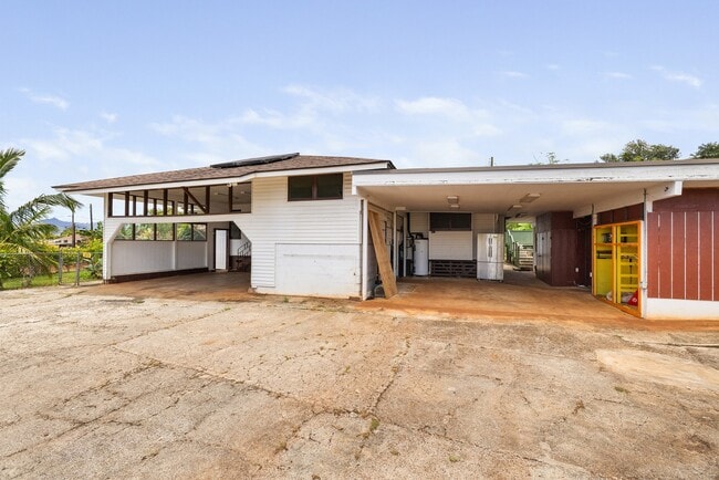 Building Photo - 3 Bed / 1.5 Bath house with carport Parking.