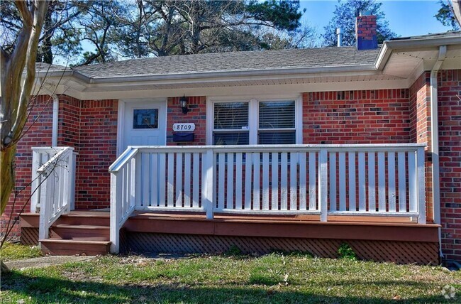 Building Photo - Charming Brick Ranch Near Norfolk Naval Base Rental