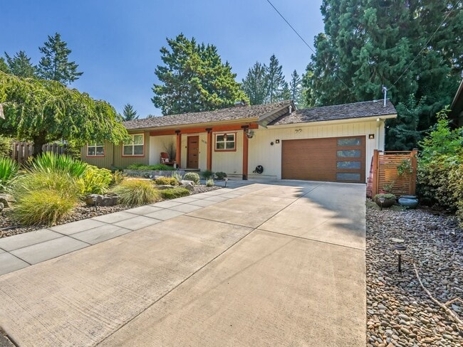 Photo - Gorgeous Renovated SW Maplewood Neighborhood Home ~ Finished basement, Entertainers Backyard, nex...