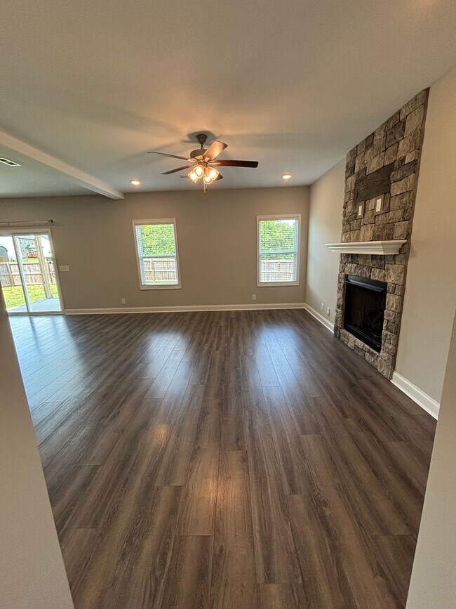Photo - 4 Bedroom 2 1/2 Bath Pet Friendly Home For Rent Near Post!