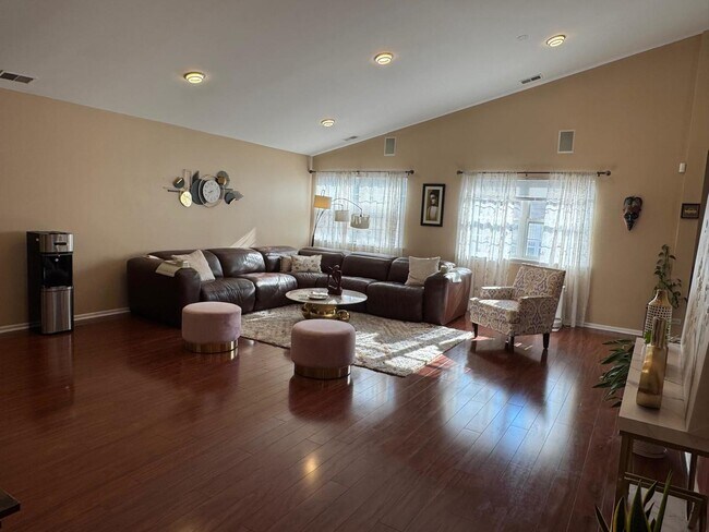 Photo - 587 Saddlebrook Ln