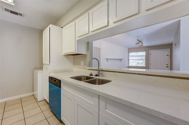 Photo - 212 Quaker Dr