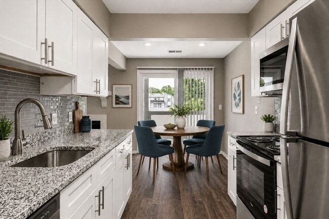 Lakeside Crossing at Eagle Creek Apartments and Townhomes