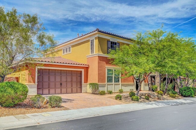 Building Photo - 4 bedroom home with 2 primary bedrooms! On...