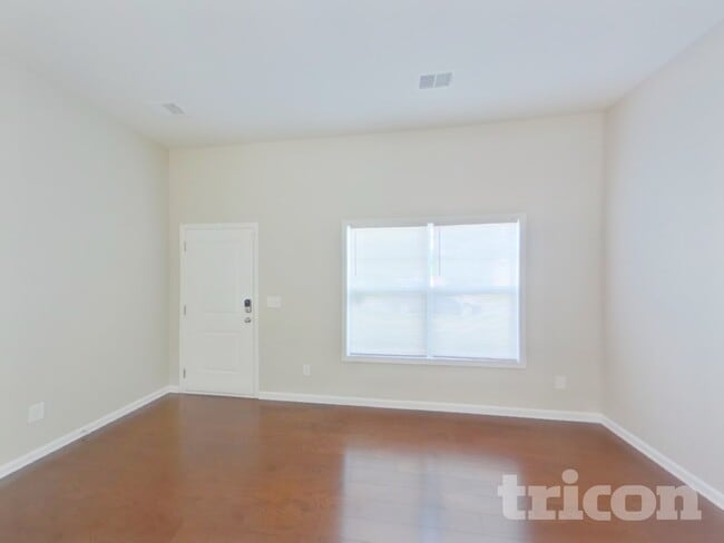 Photo - 474 Finch Ln