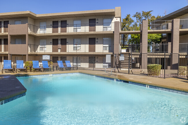 North Swimming Pool - Biltmore on the Lake Apartments