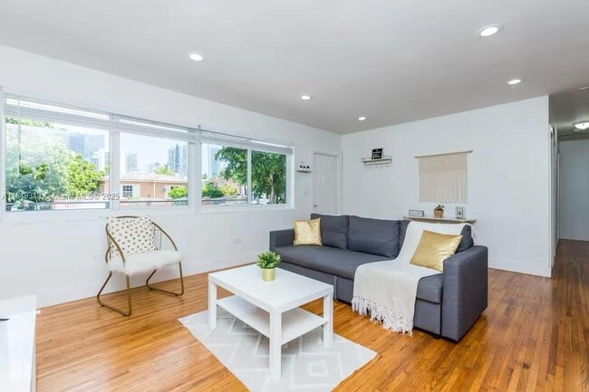 Photo - 962 SW 6th Ave