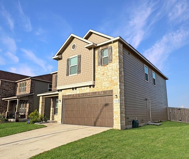 Photo - Contemporary Living in Seguin – Over 2,400...