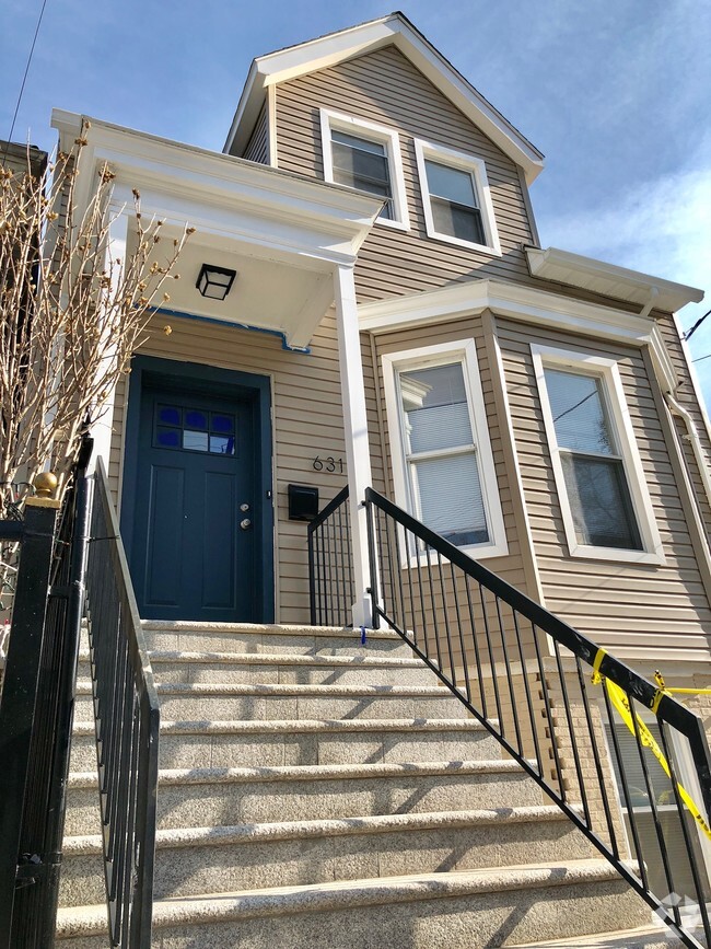 Building Photo - 631 Van Duzer St Unit 2 Rental