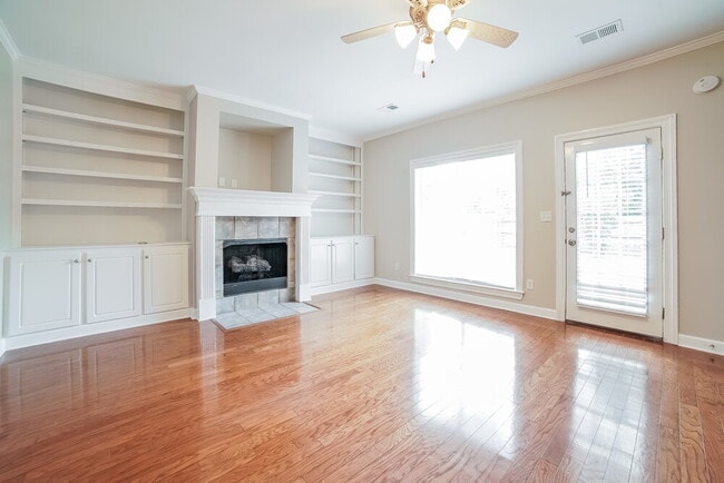 Photo - 2875 Liverpool Ln