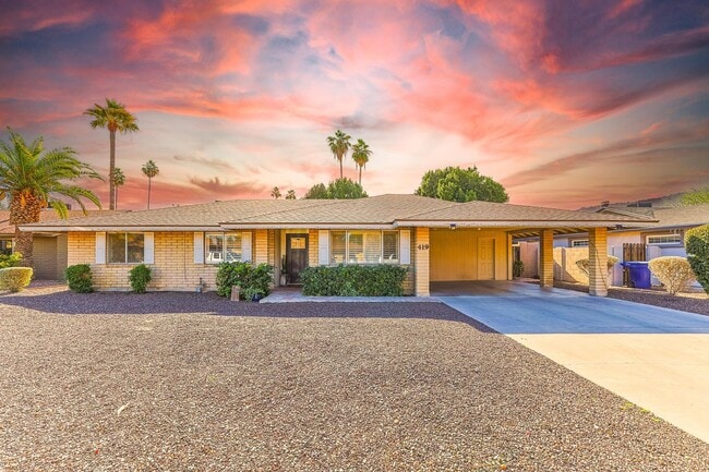 Building Photo - 5 Bed, 3 Bath, Pebble Tec Pool, Granite Counters Huge Kitchen Island