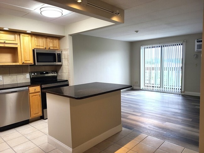 Building Photo - 576 Washington St Unit 402 Rental