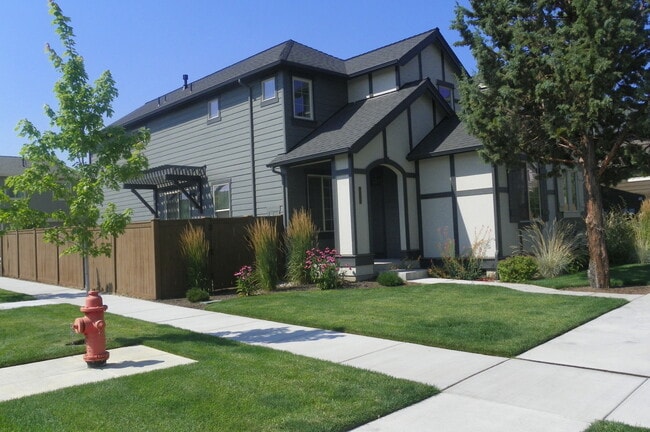 Building Photo - Newer NE Neighborhood 3 bed 2.5 Baths House,  All Appliances, Corner lot, Gas Heat, Dbl Garage