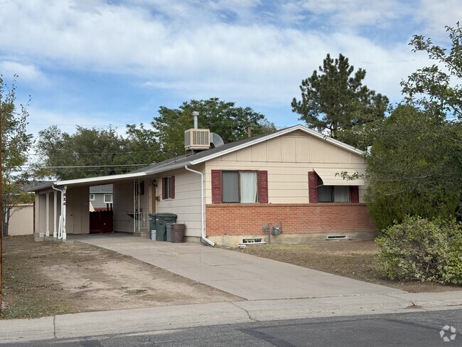 Building Photo - 214 W Kennedy Ave Rental