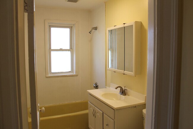 Photo - 242 Newbury Ave Unidad 2