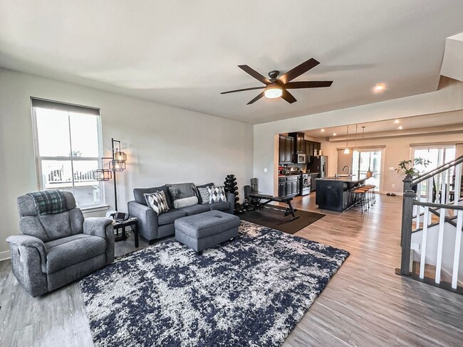 Photo - Luxurious 4 Bedroom 3.5 Bathroom End Unit ...