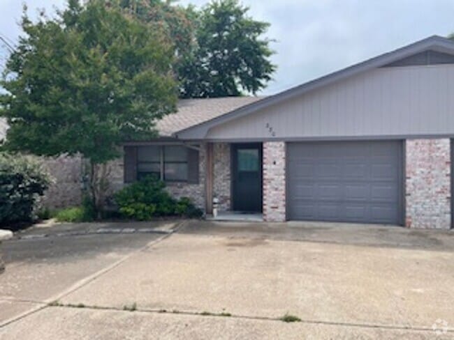 Building Photo - Two Bedroom Two Bath Duplex Unit A Rental