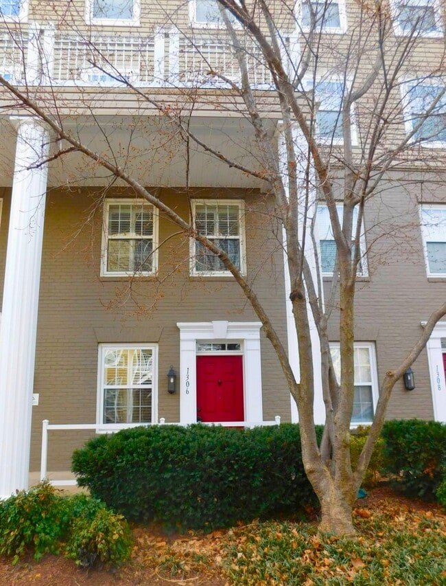 Photo - Beautiful 2BR, 2.5BA Townhouse Style Condo Near Old Town Alexandria