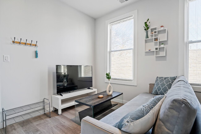 Building Photo - Urban Living: Spacious 2-Bedroom Haven in the Heart of Chicago! Unit 3R