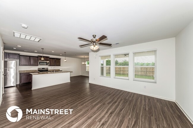 Photo - 940 Hawthorn Ln