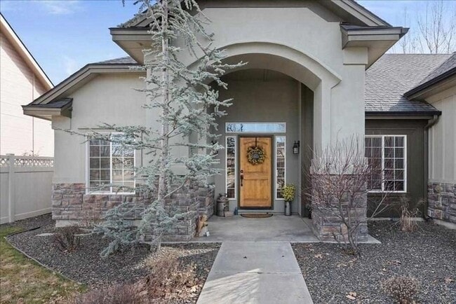 Building Photo - Beautiful 4 bedroom/3 full bath with Large... Rental