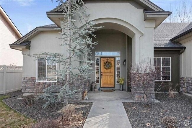 Building Photo - Beautiful 4 bedroom/3 full bath with Large... Rental