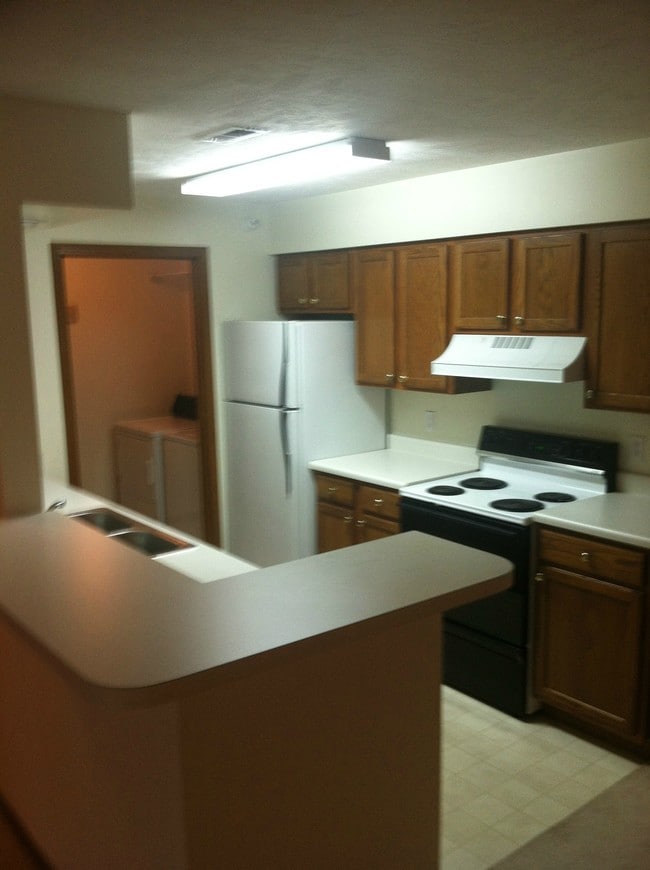 Kitchen w/Breakfast Bar - Huntington Apartments