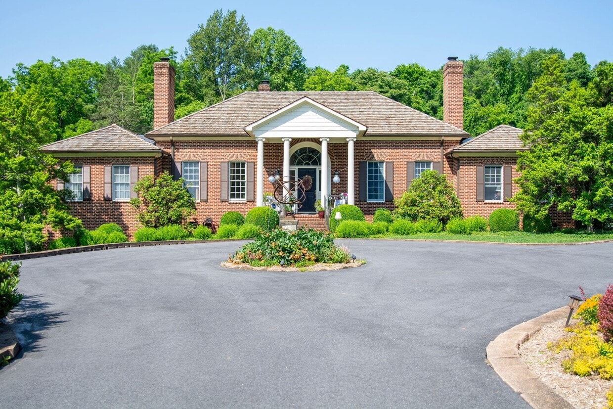 Photo - 935 Garth Road - Spacious Inglecress home!