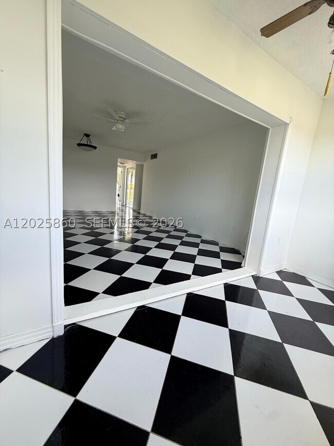 8595 Sunrise Lakes Blvd Unit 307