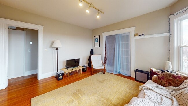 Building Photo - 8 Olmstead St Unit 3