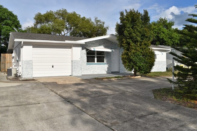 Building Photo - 2 Bedroom 1.5 Bath Rental