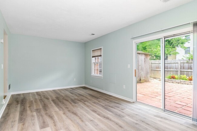 Photo - 3 Bed/2 1/2 Bath Pool Pet Friendly Bus line Parking