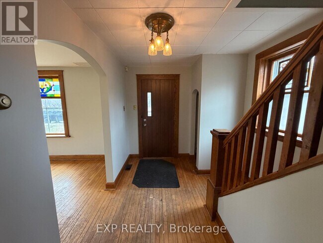 Photo - 6145 Abbott St E