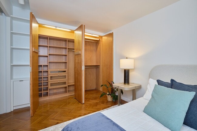 Photo - 15 W 53rd St