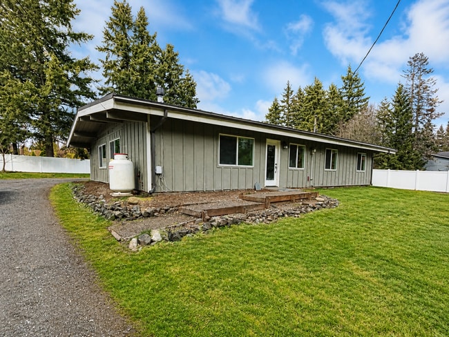 Building Photo - 3070 NW Paul Benjamin Rd