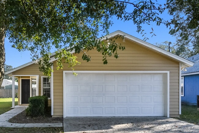 Building Photo - 1321 Spruce St