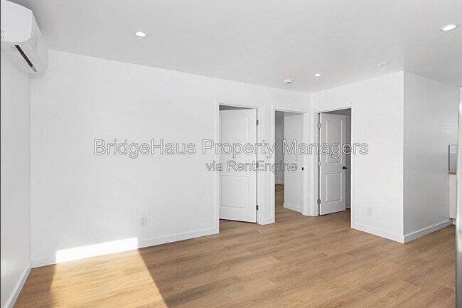4656 Santa Monica Ave