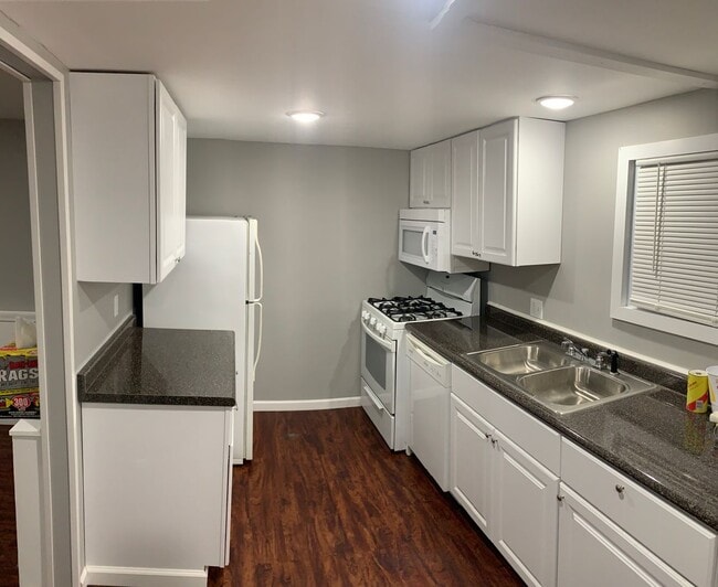 Building Photo - 398-400-400 Sunset Dr Unit 398