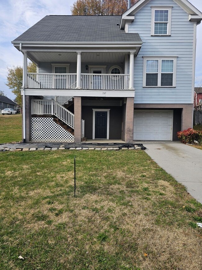Building Photo - 1737 Moses Ave Unit Master Bedroom Upstairs