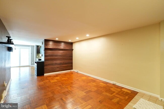 Photo - 3161 S Sydenham St