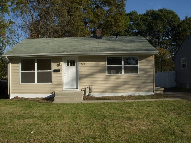 **REMODELED 2-BEDROOM HOUSE w/ GARAGE!!** - **REMODELED 2-BEDROOM HOUSE w/ GARAGE!!**