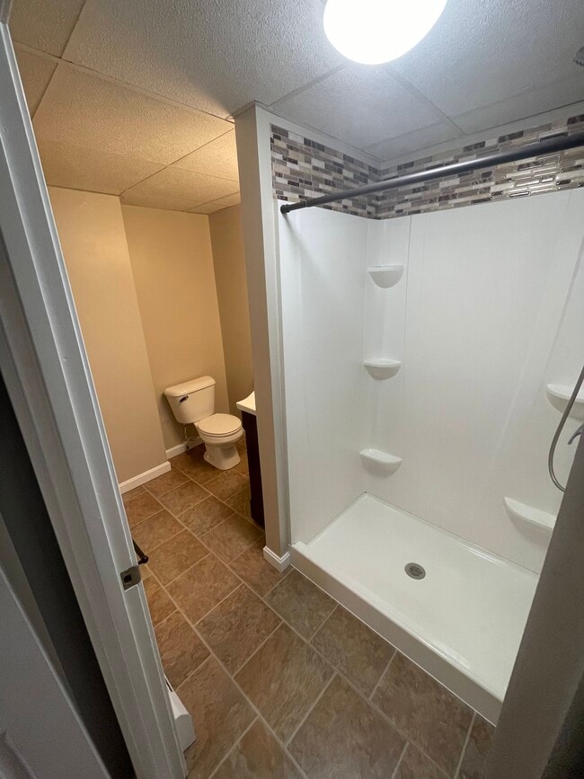 Baño completo en el primer piso - 15 Heald St