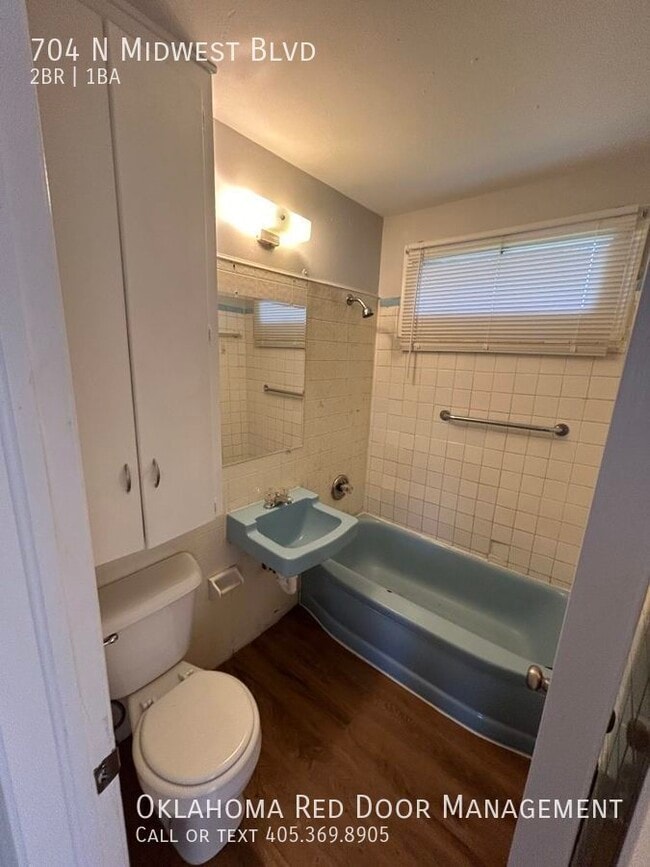 Photo - 704 N Midwest Blvd