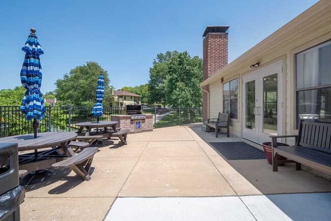 Lago Vista Apartments