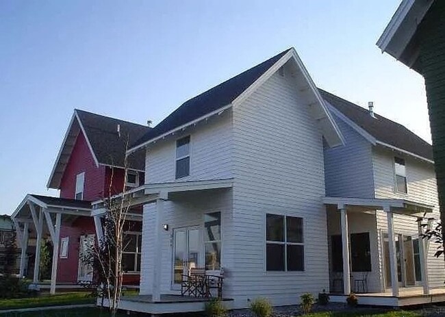 Building Photo - Beautiful uniquely designed home ready for new tenants!